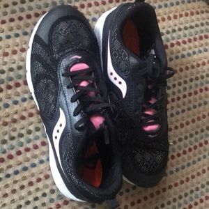 black and pink saucony shoes